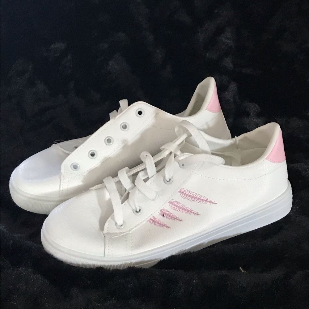 Tennis shoes